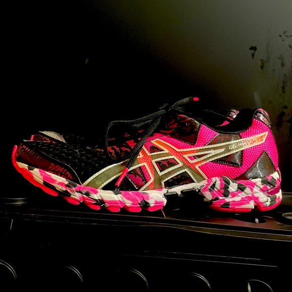 COPY - Pink and Black running shoes - Picture 1 of 3